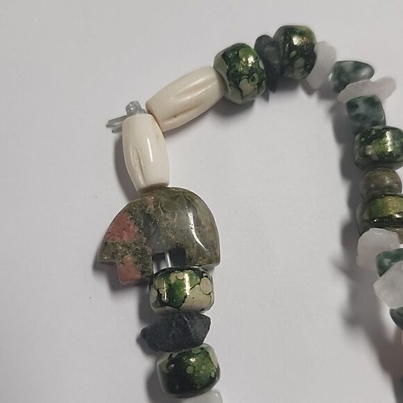 Unique Beaded Stretch Bracelet Feather Charm Animal Circle Green Ivory - Picture 3 of 4